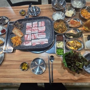 청춘 냉삼겹 앤 아구