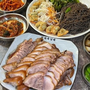 평화육남매왕족발 와룡점