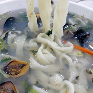 쭈낙해물칼국수