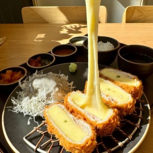 돈까스튀기는형 홍대점